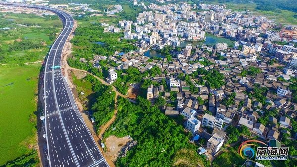 高空航拍海口市海秀快速干道雄姿。記者 張茂 實(shí)習(xí)生 吳英艷 攝