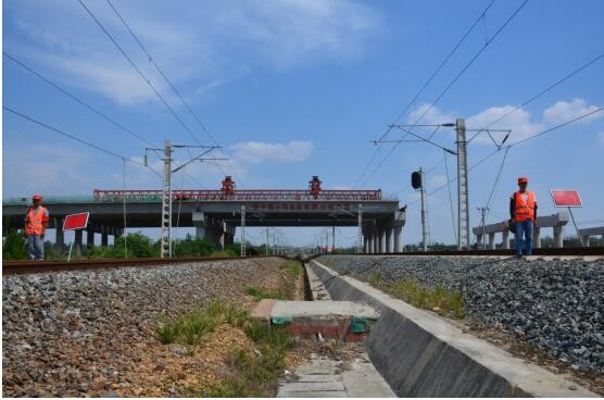 中鐵十局六安市迎賓大道項目部 跨寧西鐵路要點施工架設橋梁順利完成