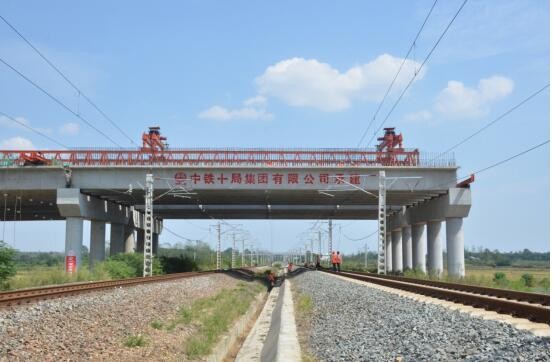 中鐵十局六安市迎賓大道項目部 跨寧西鐵路要點施工架設橋梁順利完成